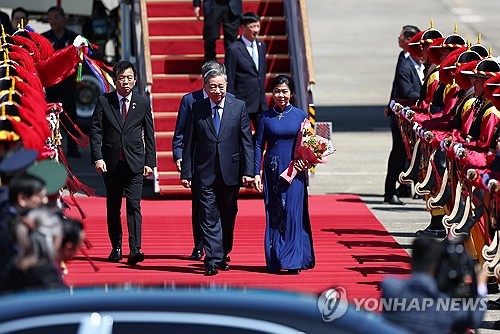 서울공항 도착한 또 럼 베트남 당 서기장