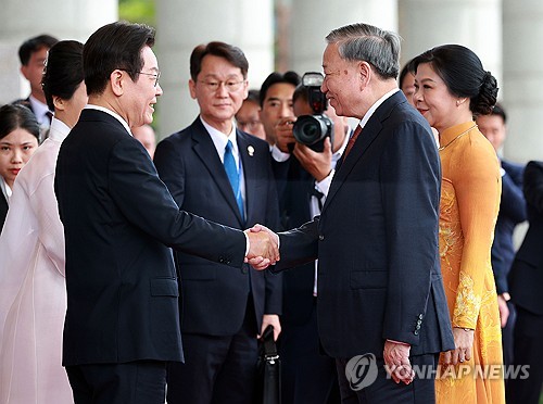 한-베트남 정상, 공동성명 채택…'원전·고속철·인프라' 협력 강화_정지서