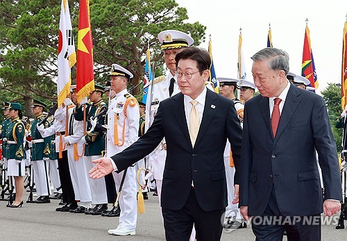 의장대 사열 뒤 이동하는 이재명 대통령과 또 럼 베트남 서기장