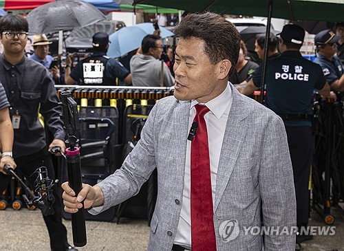 국민의힘 윤리위 출석하며 유튜브 라이브 하는 전한길