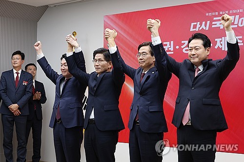 기념촬영하는 당 대표 후보들
