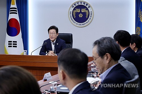 李대통령 "석화산업 상당히 큰 위기…종합대책 신속히 마련하라"_정지서
