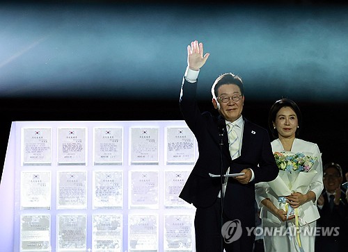 만 명 운집한 광화문 광장…'빛의 임명장' 받은 李대통령_정지서