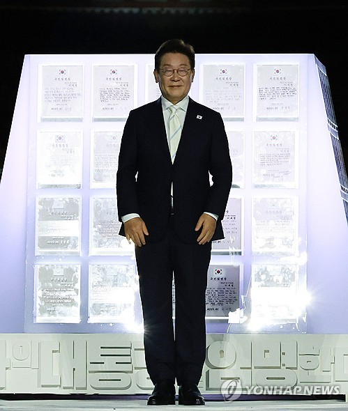 李대통령 지지율 51.1%·5.4p↓…민주 8.5%p↓·국힘 6.4%p↑[리얼미터]_황남경