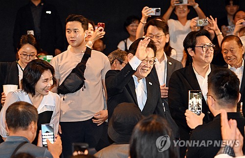 은평 재래시장 찾은 李대통령…"소비쿠폰 효과 어때요?"_정지서