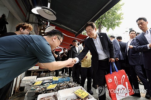 이재명 대통령, 은평 연서시장 방문