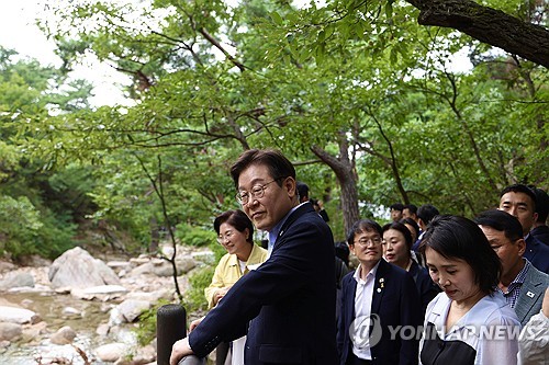 진관사 계곡 살피는 이재명 대통령