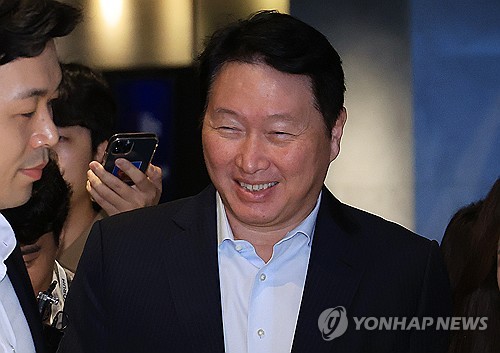기자 질문 받는 최태원 회장