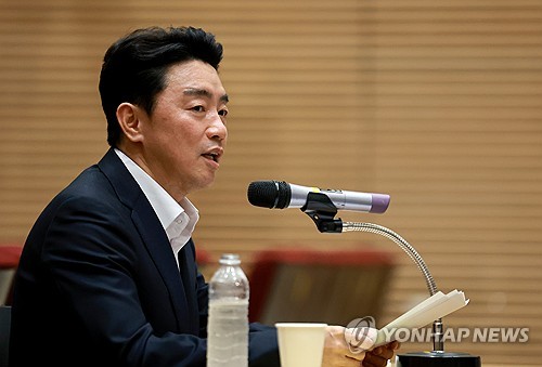강훈식 "무슨 돈으로 재정 지출하겠나…빚 안내고 방법 있나"_정지서