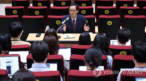 기자간담회 하는 우상호 정무수석