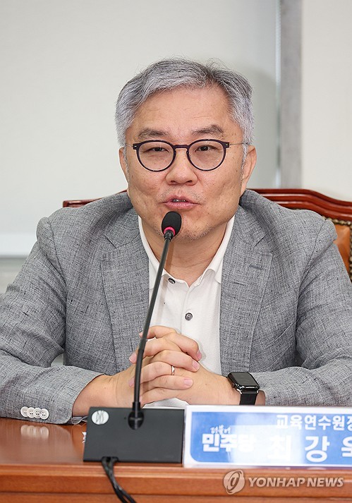 최고위원회의 참석한 최강욱 교육연수원장