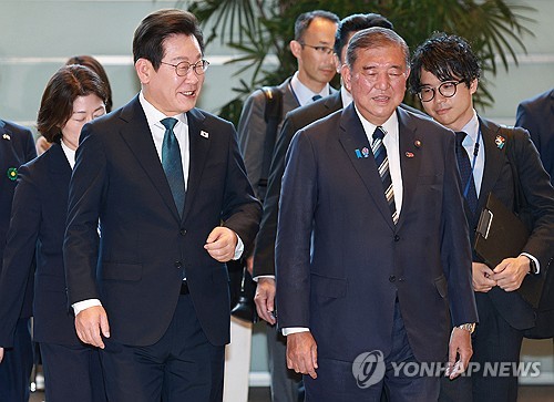 회담장 향하는 이재명 대통령과 이시바 총리