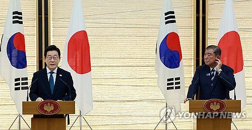 공동 언론 발표 하는 한일 정상