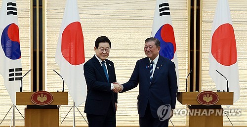 악수하는 한일 정상