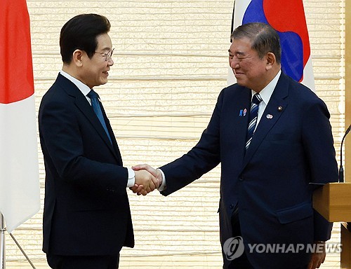 악수하는 한일 정상