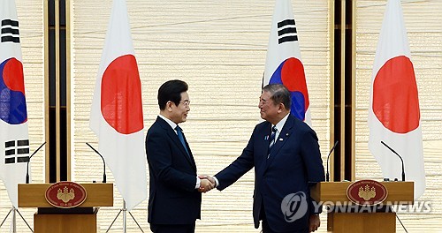 악수하는 한일 정상