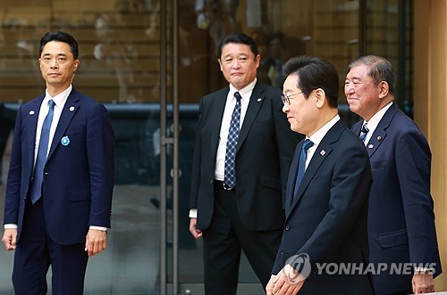 공동 언론 발표 입장하는 한일 정상