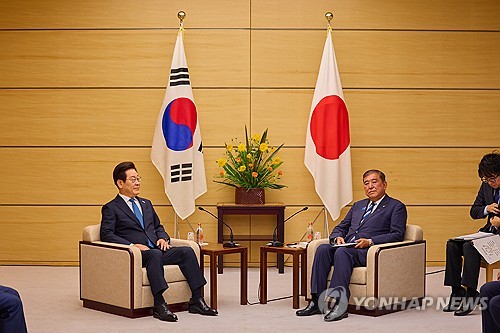 소인수회담 갖는 한일 정상