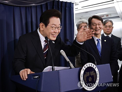 李대통령, 지지율 하락에 "인기 끌려고 포장하면 국민들 골병"_정지서