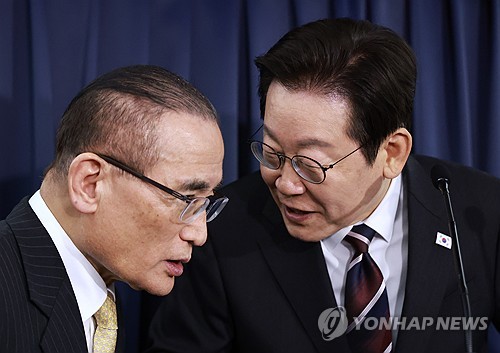 이재명 대통령, 외교안보 참모와의 대화