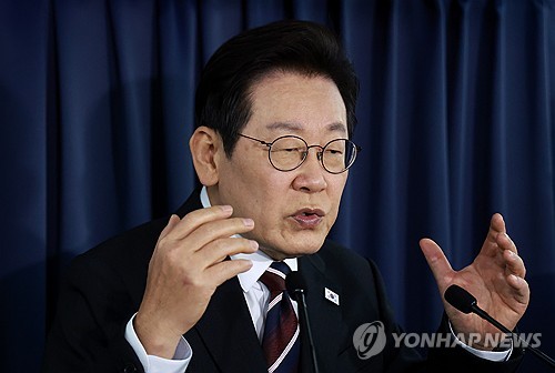 李대통령 "북핵, 유턴하려면 일단 속도 줄이고 멈춰야"_정지서