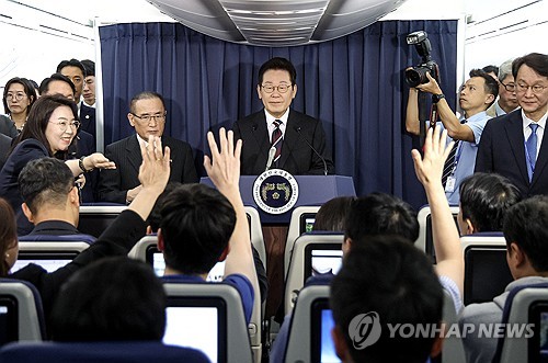 李대통령 "외교에 친중·혐중이 어딨나…국익 중심으로 접근해야"_정지서