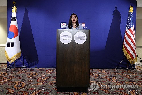 브리핑하는 강유정 대변인