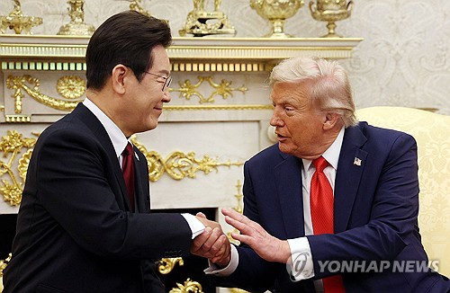李대통령, 트럼프와 첫 대좌…"제조업 르네상스 함께 하자"_정지서