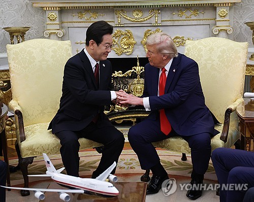 李대통령, 트럼프와 첫 대좌…"제조업 르네상스 함께 하자"(종합)_정지서