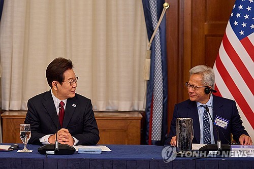 마주 보는 이재명 대통령과 젠슨 황