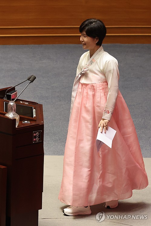 한복 입은 與백혜련…"매년 정기국회 개회식에 한복 입자" 제안_황남경