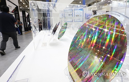 내년 반도체 예산 102% 증액…업계 "치열한 경쟁 속 새로운 돌파구"_유수진