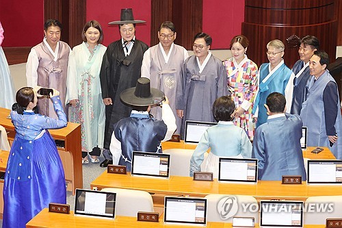 한복 입은 국회의원들