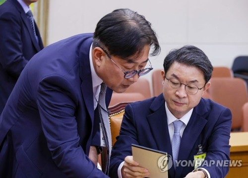 이억원 "생산적 영역 자금공급 대폭 확대…첨단·벤처 지원"_정원