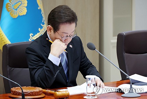 李대통령 "美 수출 의존도 높아…수출국가 다변화 주력해야"_정지서
