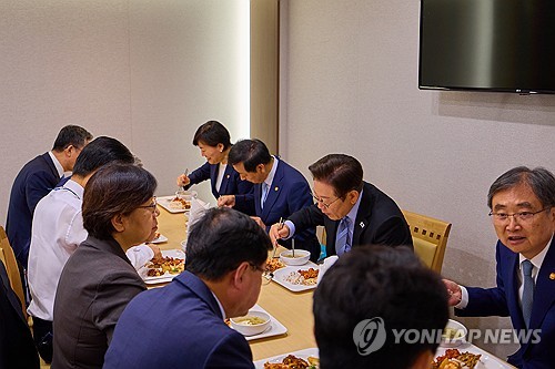 李대통령 "정말 할 일 많은데 막중한 책임감 몰려와"_황남경