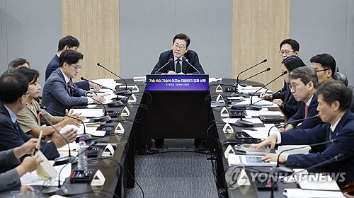 강소기업 찾은 李대통령 "문제는 다시 성장 회복해야 하는 것"_황남경