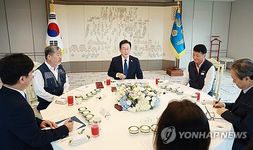 이재명 대통령, 양대노총 위원장 오찬 간담회 주재