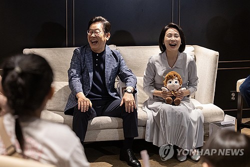 李대통령 지지율, 3주째 올라 56%·2.4%p↑…'민생 행보'[리얼미터]_황남경