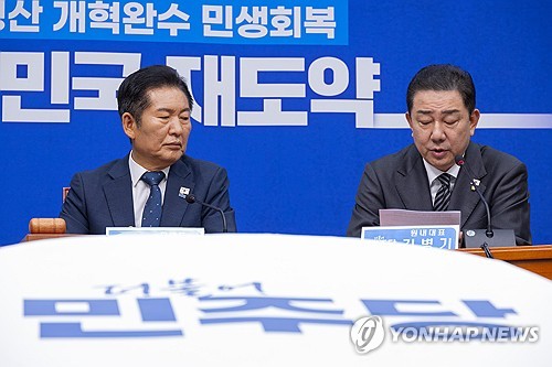 최고위원회의에서 발언하는 김병기 원내대표