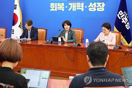 기자간담회 하는 한정애 정책위의장