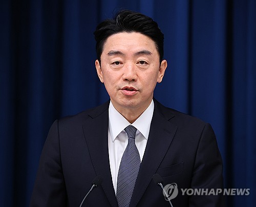 청년 주간 행사 관련 브리핑하는 강훈식 비서실장