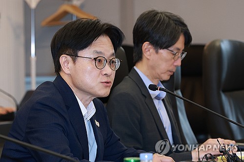 '위기' 철강업에 팔걷은 정부…공급 과잉 줄이고 불공정 수입 잡는다_윤은별