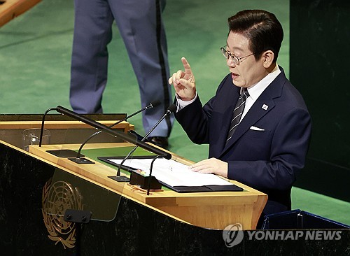 유엔 단상에 20분간 선 李대통령, 민주 한국 복귀선언에 '기립박수'_정지서