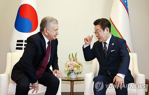 李대통령, 우즈벡 대통령에 "교통·인프라·핵심광물 협력 확대하자"_정지서