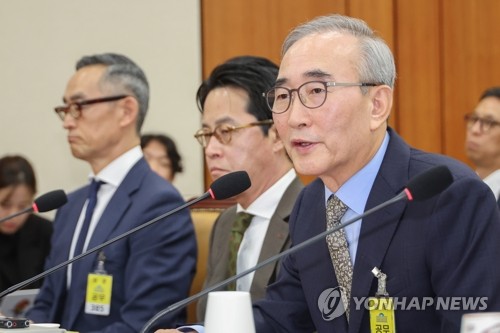 김영섭 KT 대표 "거취 언급할 시기 아냐…사태 수습에 총력"(상보)_최정우