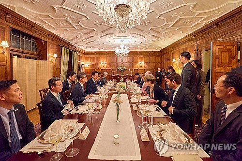 李대통령, 美 오피니언리더들에 '관세협상 수용 못하는 이유' 설명_정지서