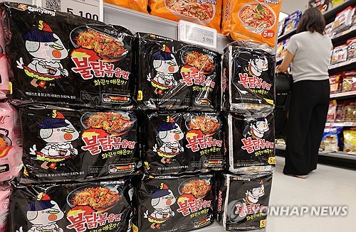 서울 시내 한 대형마트에 진열된 불닭볶음면