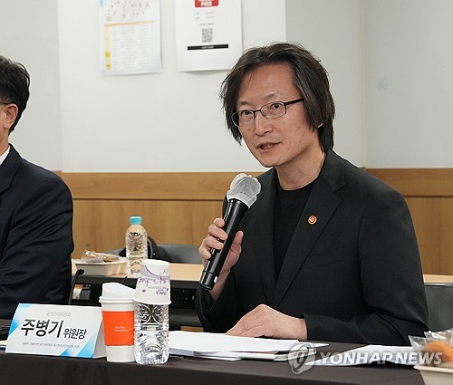 네 번째로 유통업계 찾은 주병기 위원장…"온플법 통과 적극 지원"_정필중