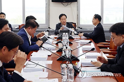 수은 투자규제 완화법 기재소위 통과…'알박기 인사 금지법'은 추가 논의_황남경